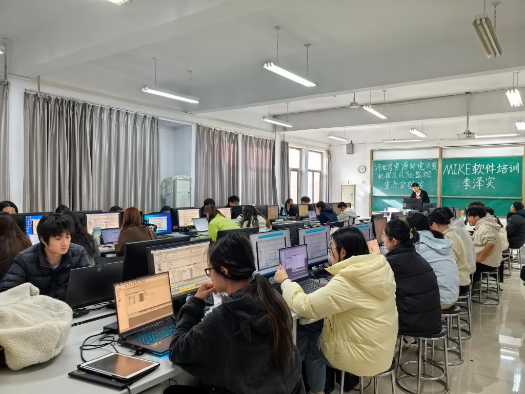 丹华水利专家李泽实来校授课，MIKE软件培训助力水利环境技术创新